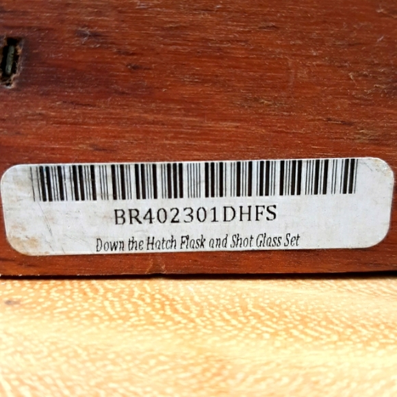 NWT SPITFIRE GIRL FLASK AND SHOT GLASSES SET - Picture 12 of 13